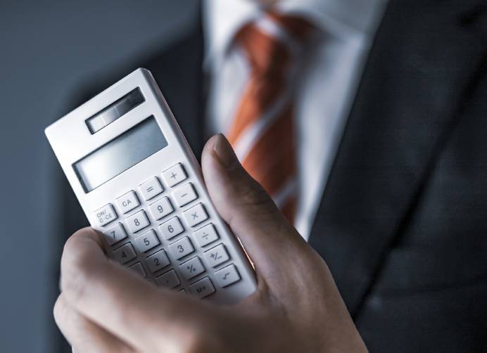 元銀行マン、数字に強い